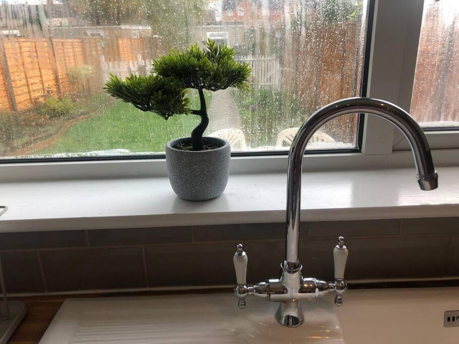 סווינדון Edinburgh Street Home - Beautiful House With Free Parking And Wifi, Equipped With Comfy Furnitures מראה חיצוני תמונה
