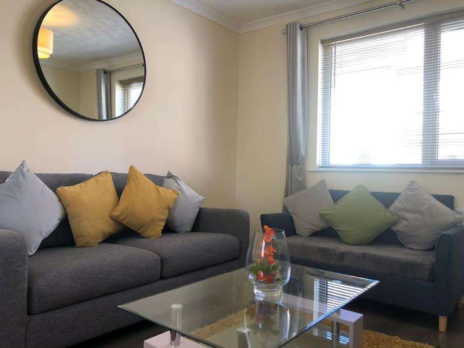 סווינדון Edinburgh Street Home - Beautiful House With Free Parking And Wifi, Equipped With Comfy Furnitures מראה חיצוני תמונה