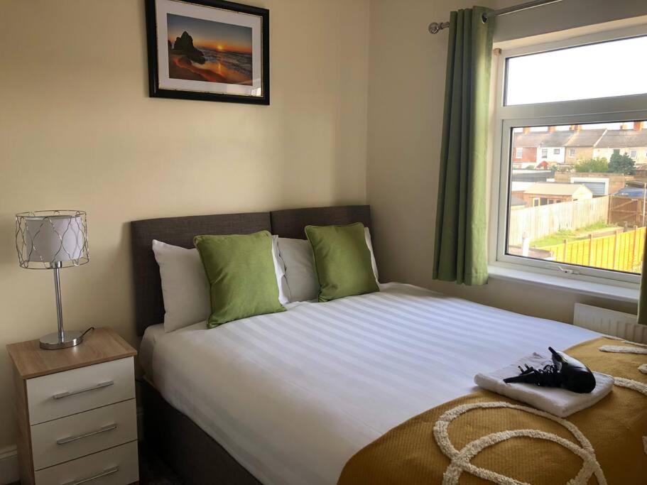 סווינדון Edinburgh Street Home - Beautiful House With Free Parking And Wifi, Equipped With Comfy Furnitures מראה חיצוני תמונה