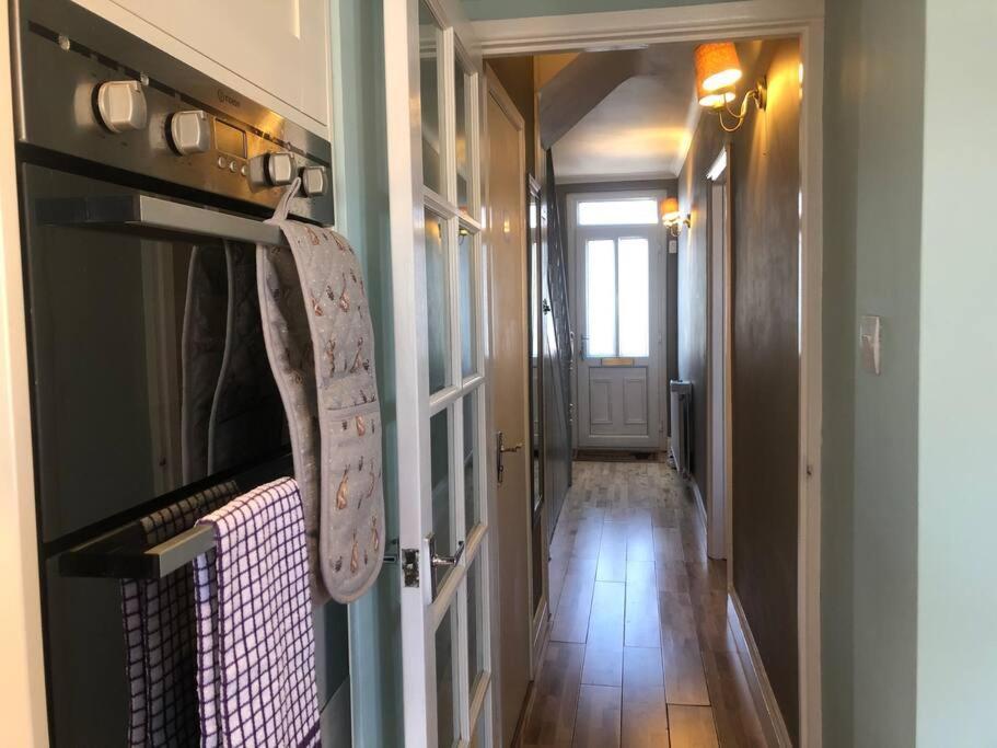 סווינדון Edinburgh Street Home - Beautiful House With Free Parking And Wifi, Equipped With Comfy Furnitures מראה חיצוני תמונה