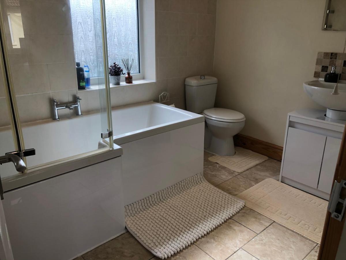 סווינדון Edinburgh Street Home - Beautiful House With Free Parking And Wifi, Equipped With Comfy Furnitures מראה חיצוני תמונה